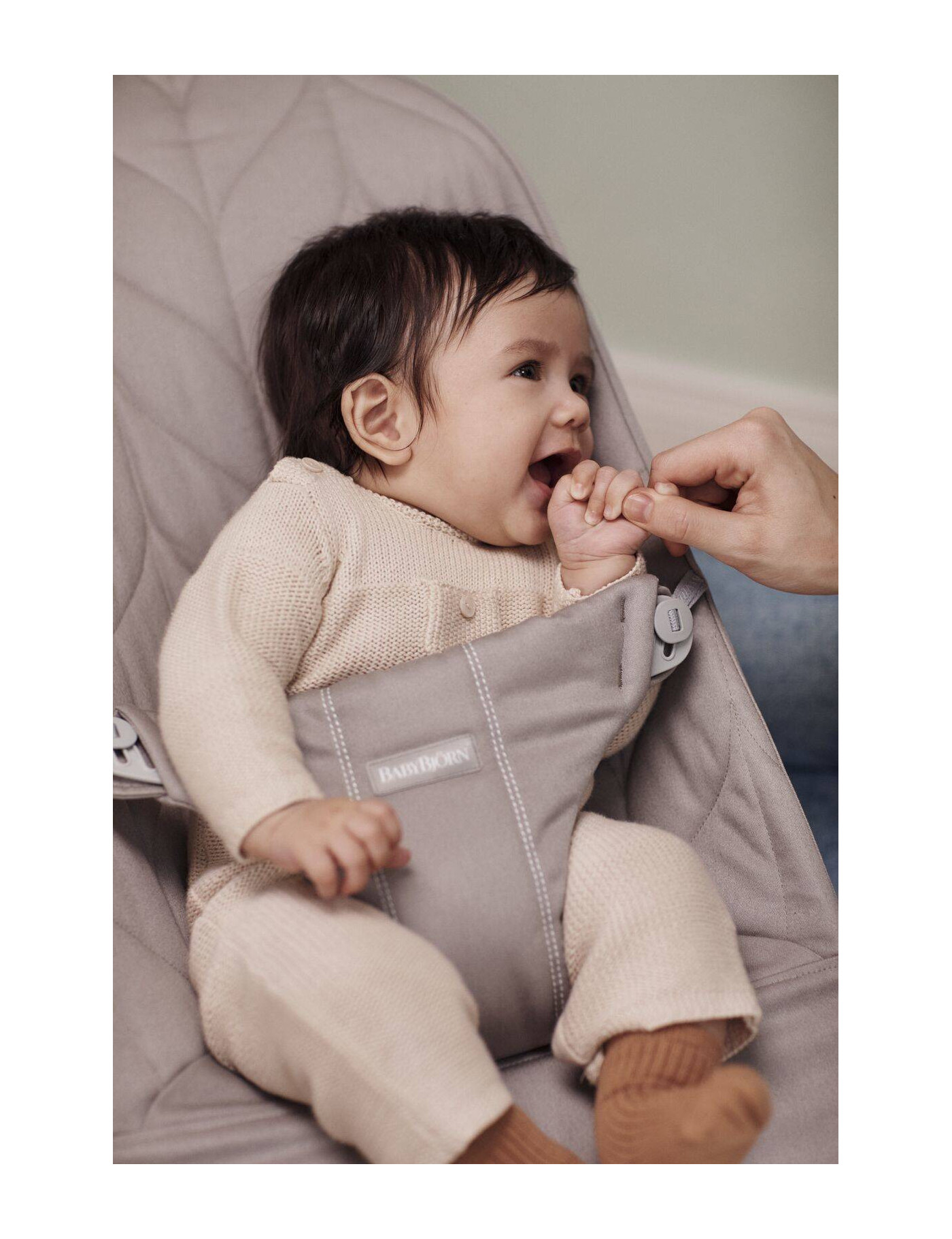 BabyBjörn leżaczek BLISS Woven, Sand Grey (rama Light Grey, Petal Quilt)