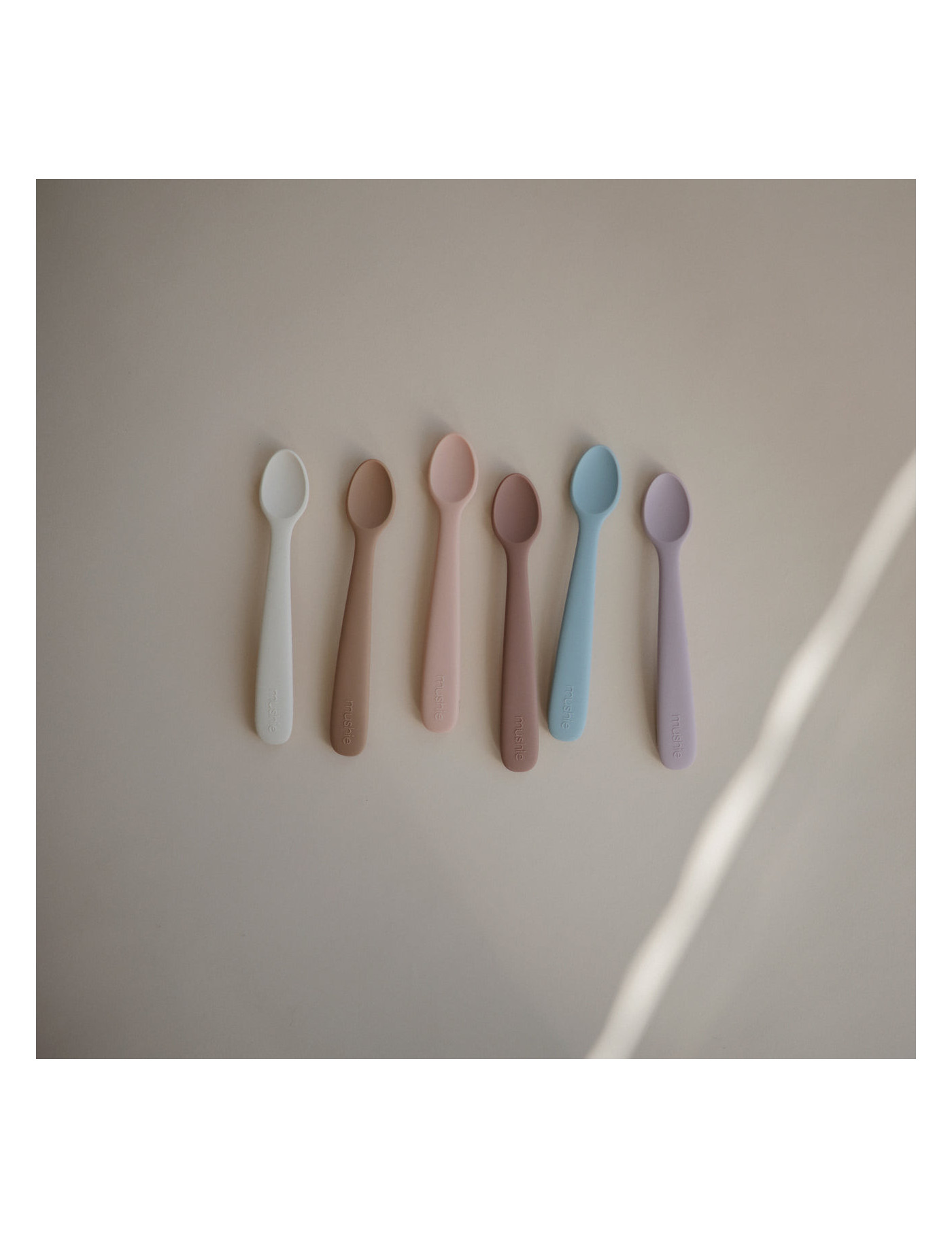Zestaw 2 łyżeczek silikonowych dla dzieci do nauki samodzielnego jedzenia Soft Lilac Zestaw 2 łyżeczek silikonowych dla dzieci do nauki samodzielnego jedzenia Soft Lilac