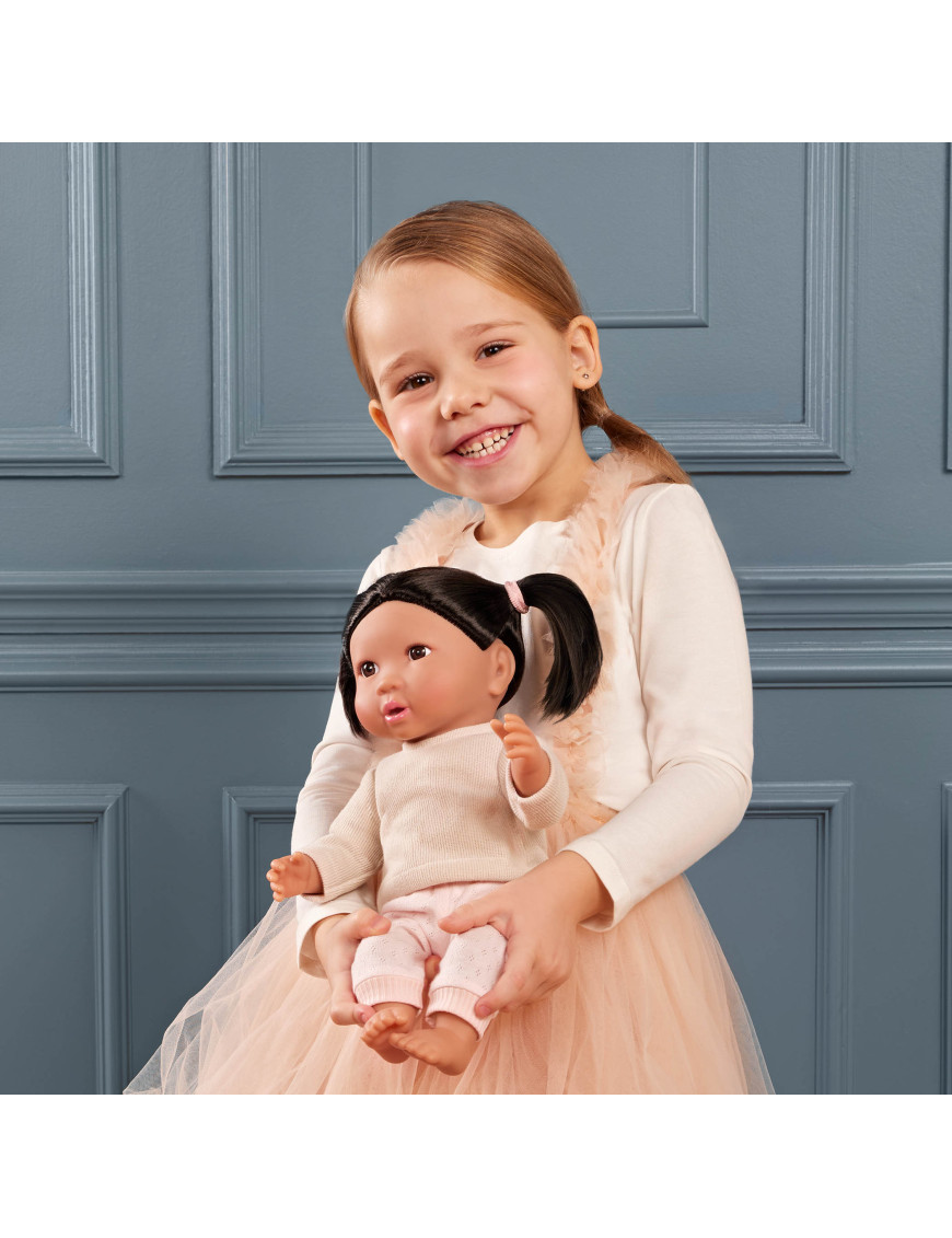 Lalka NIEMOWLĘ z WŁOSAMI, ze smoczkiem, w dwuczęściowym ubranku LullaBaby Lalka NIEMOWLĘ z WŁOSAMI, ze smoczkiem, w dwuczęściowym ubranku LullaBaby