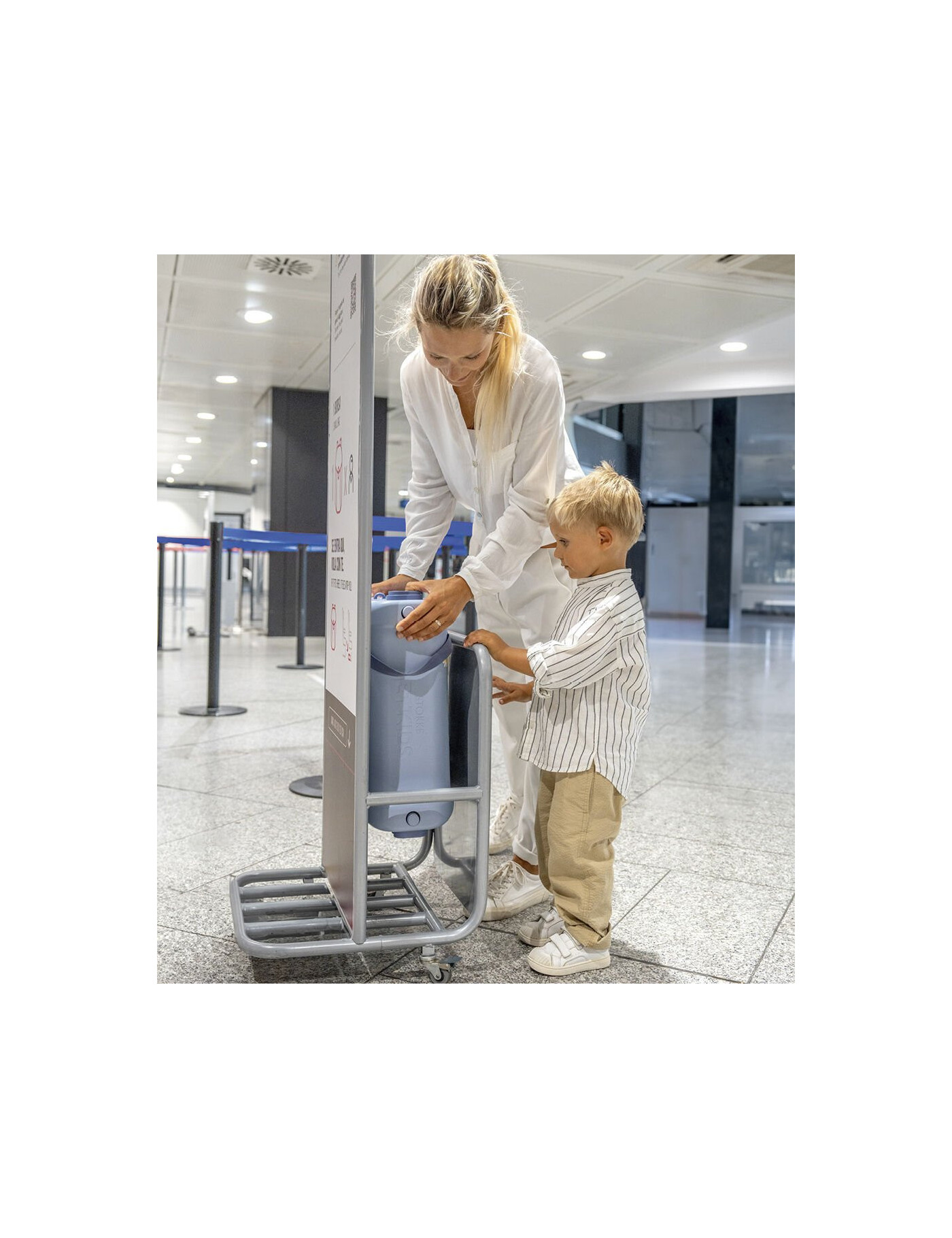 JetKids™ od Stokke® Arctic Blue dziecięca walizka na kółkach rozkładana jako łóżeczko