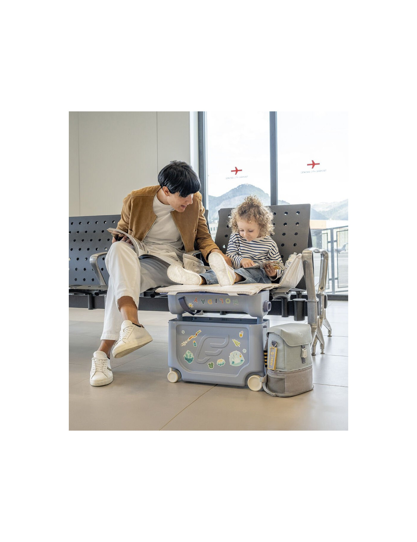 JetKids™ od Stokke® Arctic Blue dziecięca walizka na kółkach rozkładana jako łóżeczko