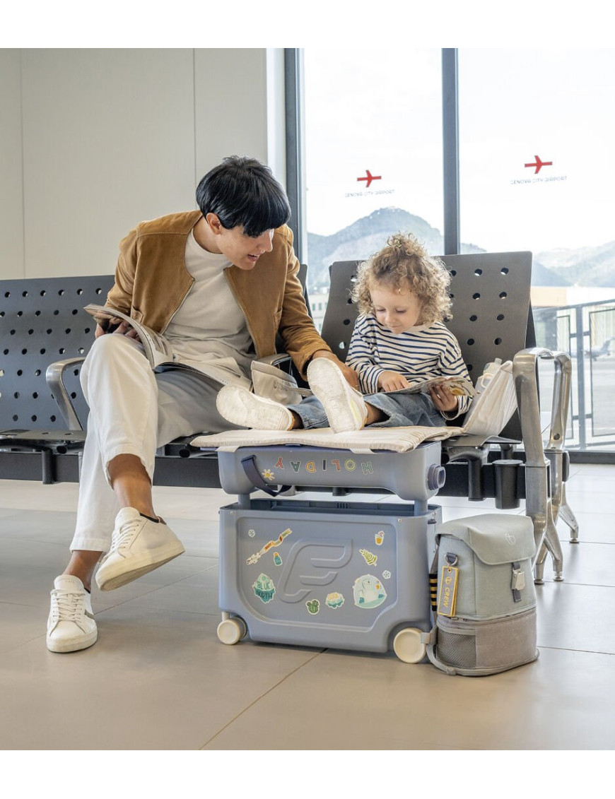 JetKids™ od Stokke® Arctic Blue dziecięca walizka na kółkach rozkładana jako łóżeczko
