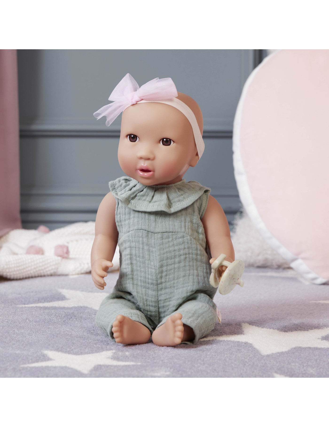 Lalka NIEMOWLĘ ze smoczkiem, w muślinowym ubranku i opasce LullaBaby Lalka NIEMOWLĘ ze smoczkiem, w muślinowym ubranku i opasce LullaBaby