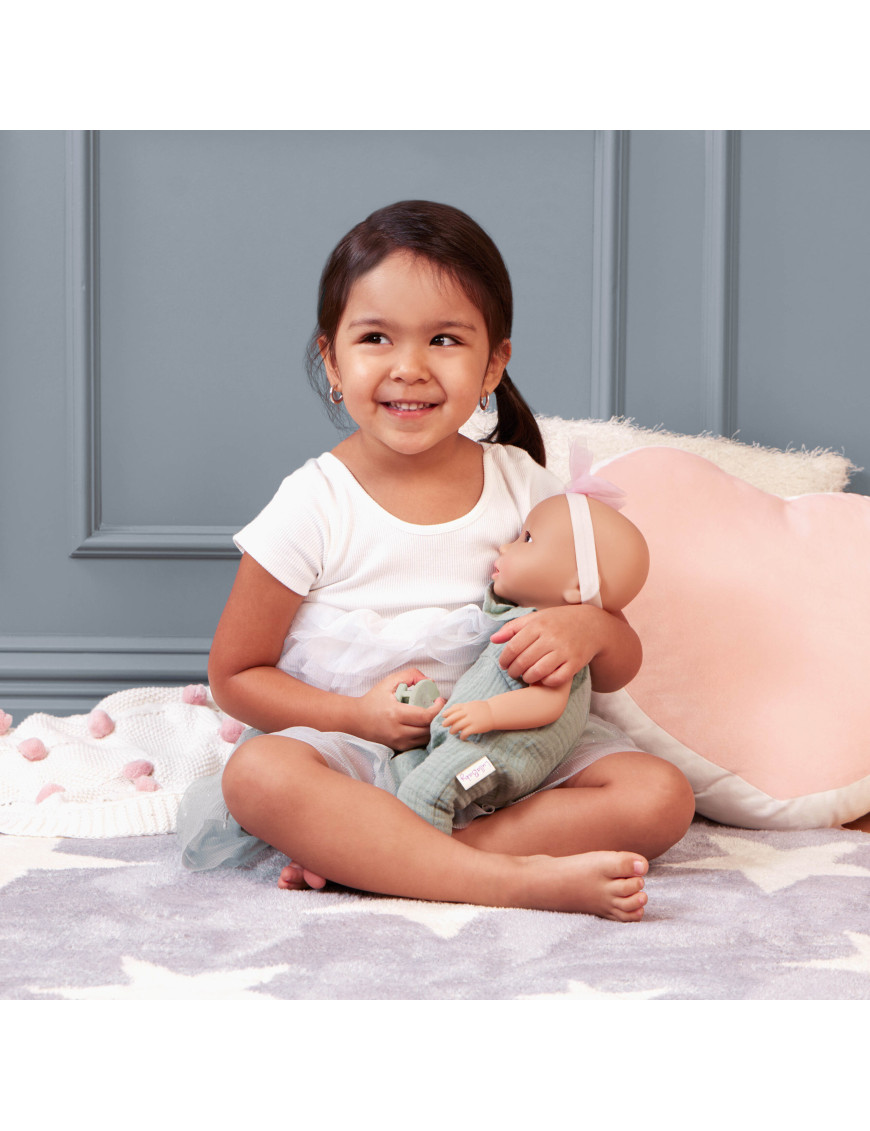 Lalka NIEMOWLĘ ze smoczkiem, w muślinowym ubranku i opasce LullaBaby Lalka NIEMOWLĘ ze smoczkiem, w muślinowym ubranku i opasce LullaBaby