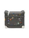JetKids™ od Stokke® Midnight Grey dziecięca walizka na kółkach rozkładana jako łóżeczko