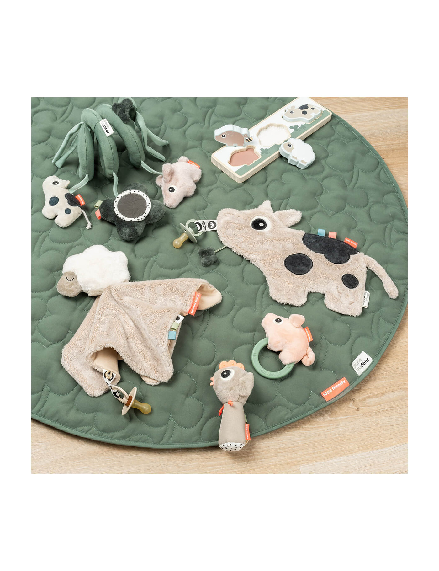 Done by Deer Spirala Sensoryczna Zawieszka Tiny Farm Green