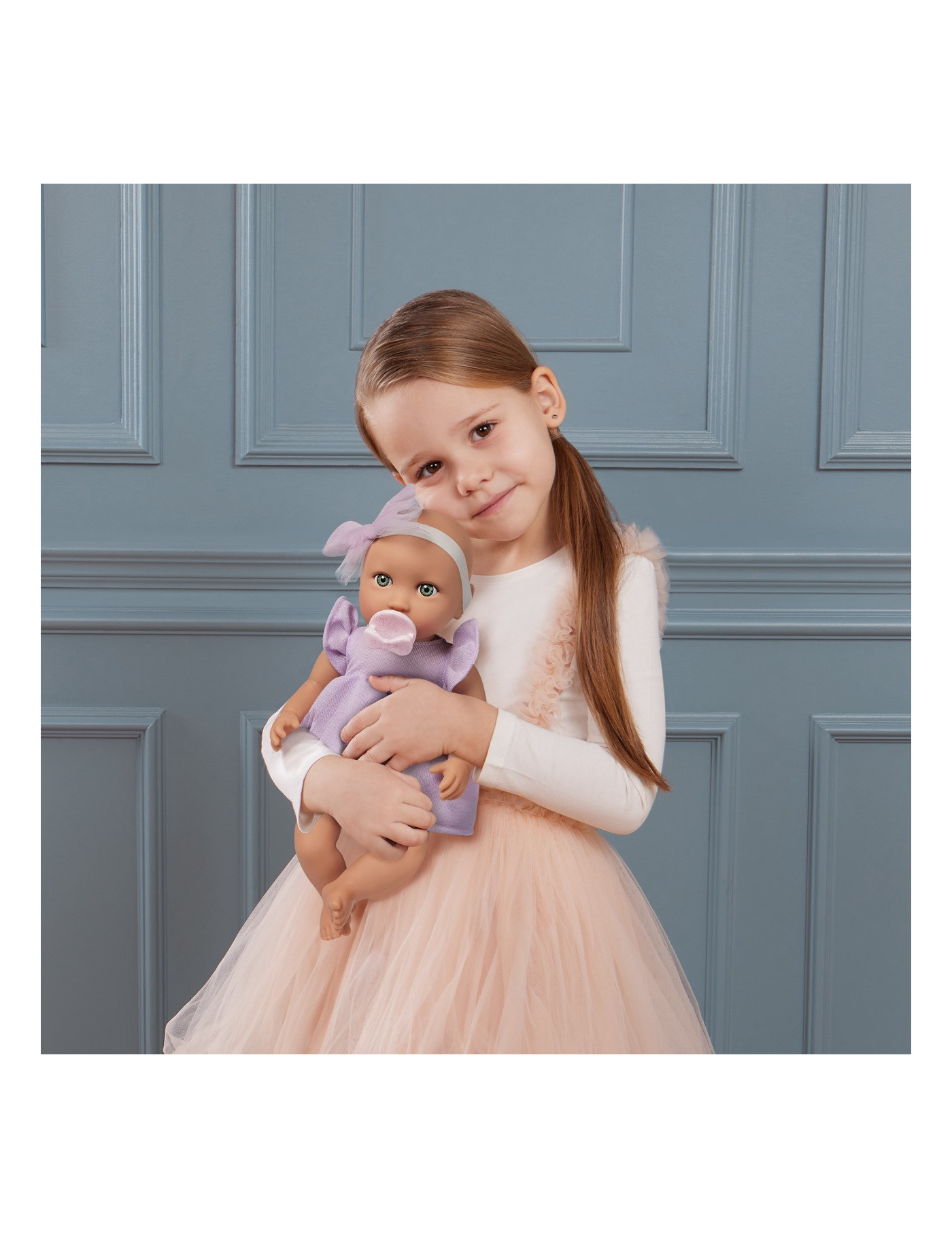 Lalka NIEMOWLĘ ze smoczkiem, w sukience i opasce Lullababy Lalka NIEMOWLĘ ze smoczkiem, w sukience i opasce Lullababy