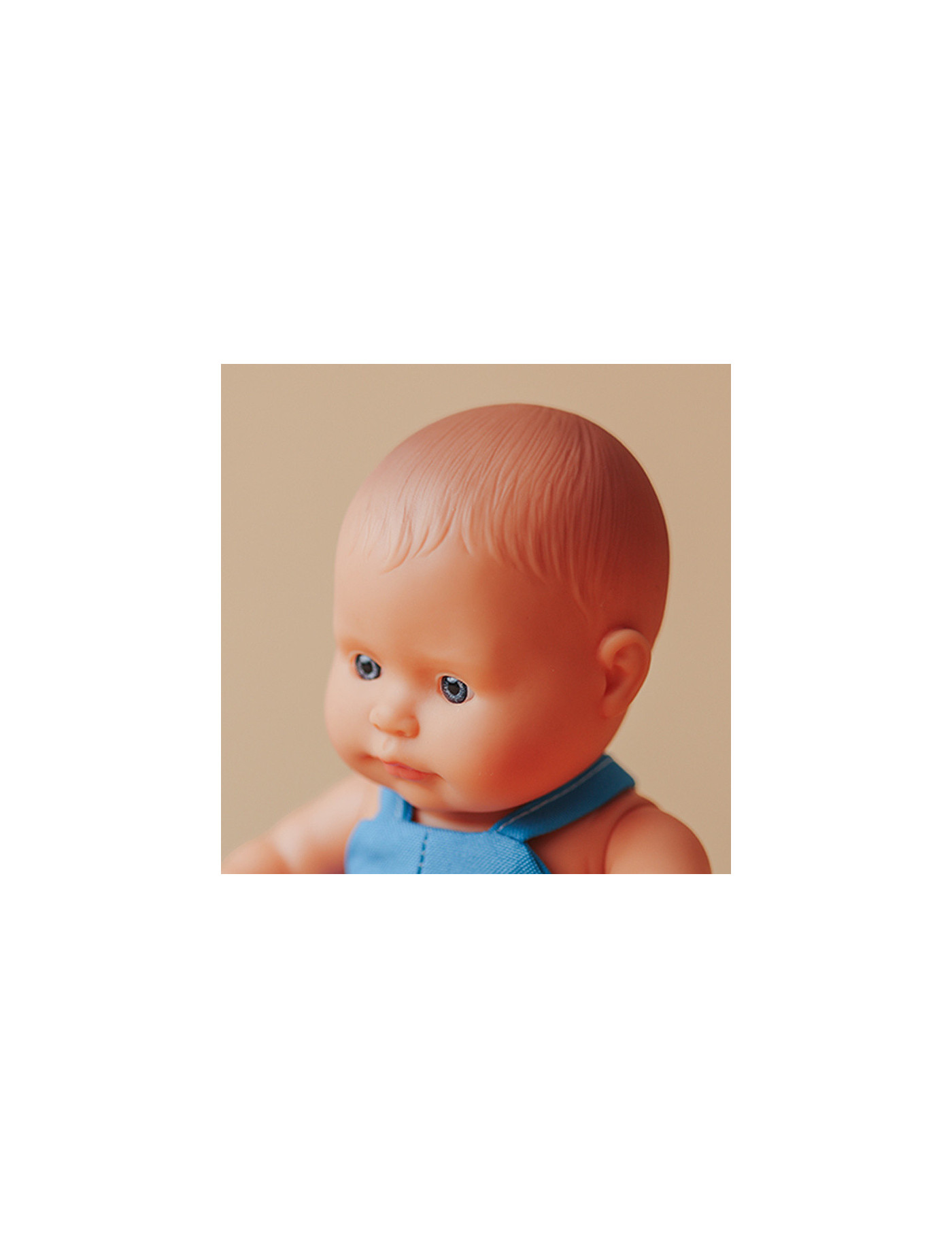 Miniland Lalka EUROPEJCZYK w niebieskim ubranku 21 cm