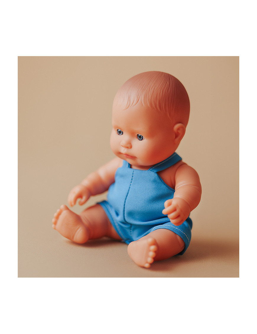 Miniland Lalka EUROPEJCZYK w niebieskim ubranku 21 cm