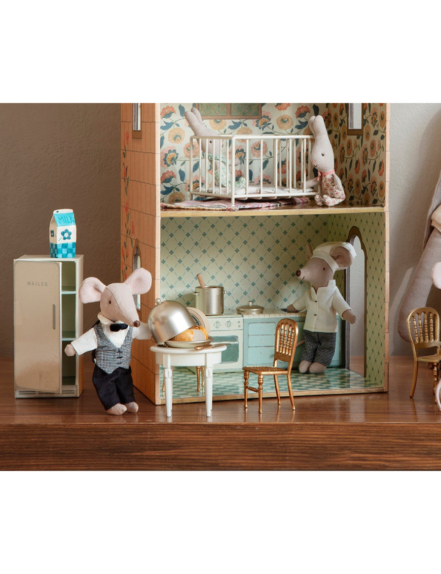 Maileg Mouse Cooler – mini lodówka z akcesoriami do zamku myszek Maileg Mouse Cooler – mini lodówka z akcesoriami do zamku myszek