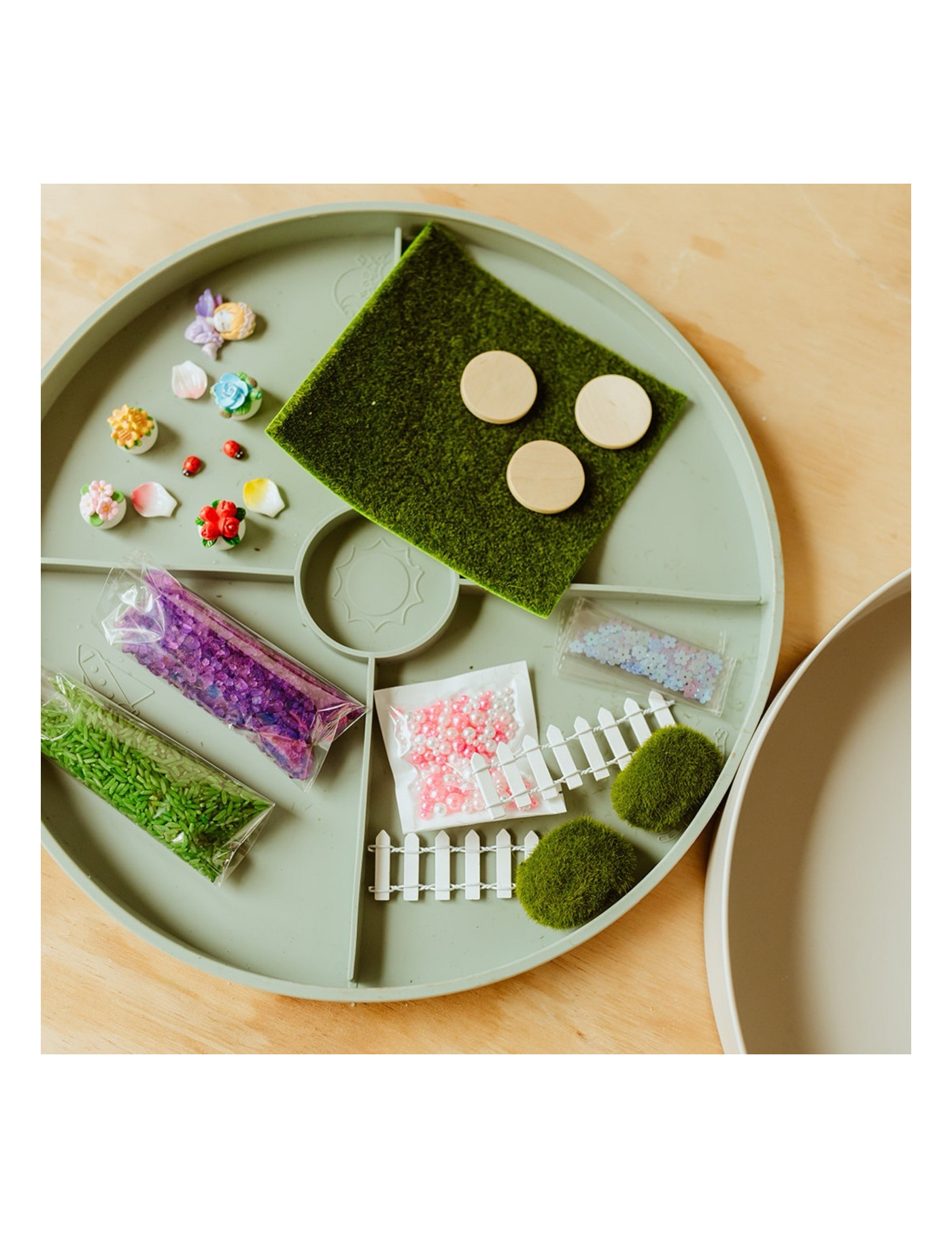 Jellystone, Zestaw sensoryczny Zaczarowany Ogród, wkład do tacki sensorycznej Play Tray Jellystone, Zestaw sensoryczny Zaczarowany Ogród, wkład do tacki sensorycznej Play Tray