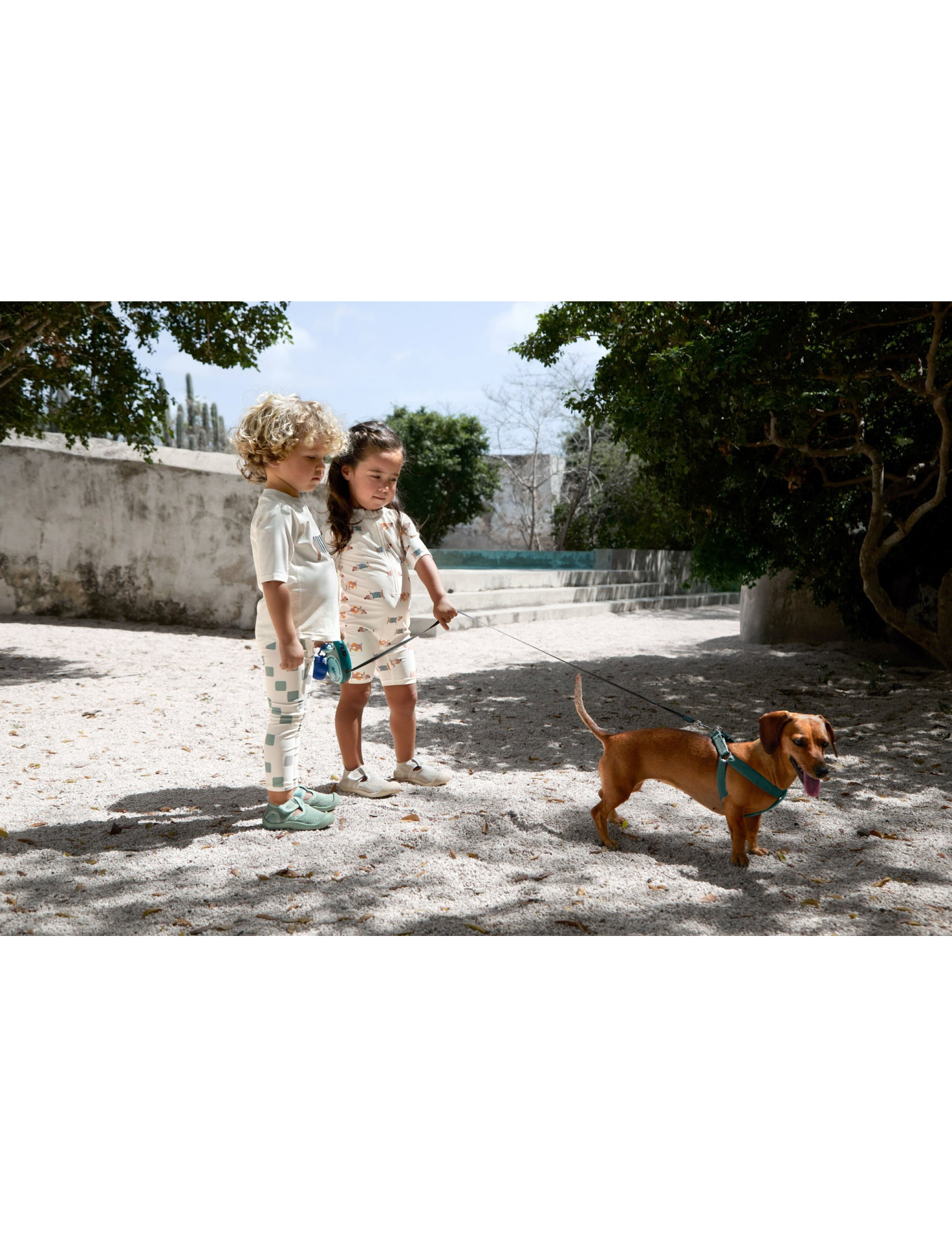 Dziecięcy kostium kąpielowy z krótkim rękawem (ochrona UV60+) – BEACH DOG Lassig