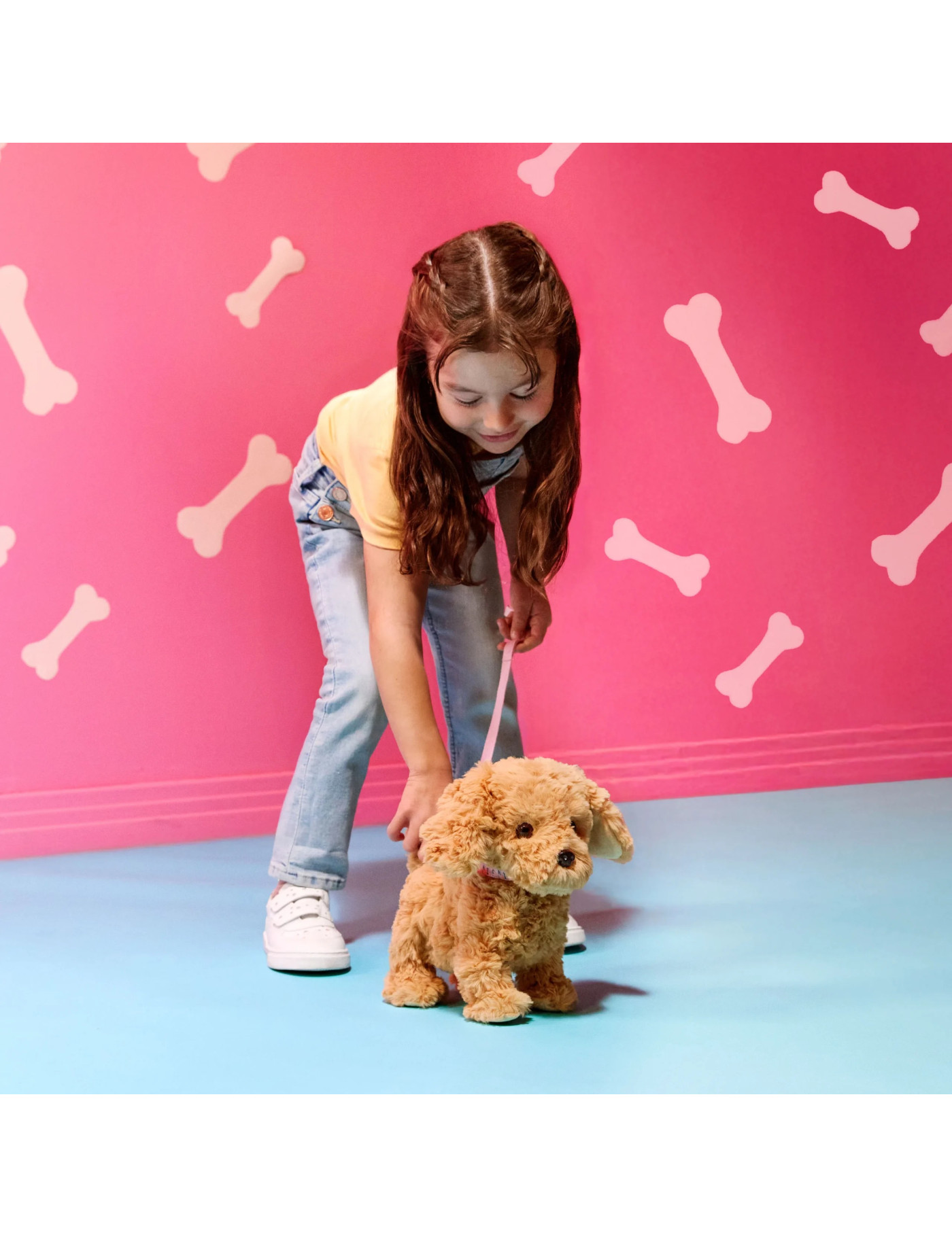 Interaktywny CHODZĄCY piesek z MAGNETYCZNĄ kostką i akcesoriami – Playful Paws Goldendoodle Pup OG