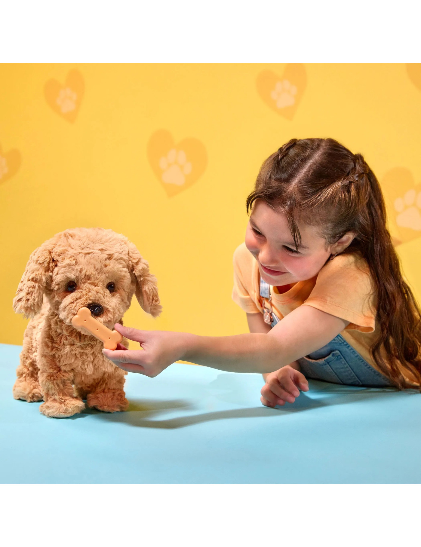 Interaktywny CHODZĄCY piesek z MAGNETYCZNĄ kostką i akcesoriami – Playful Paws Goldendoodle Pup OG