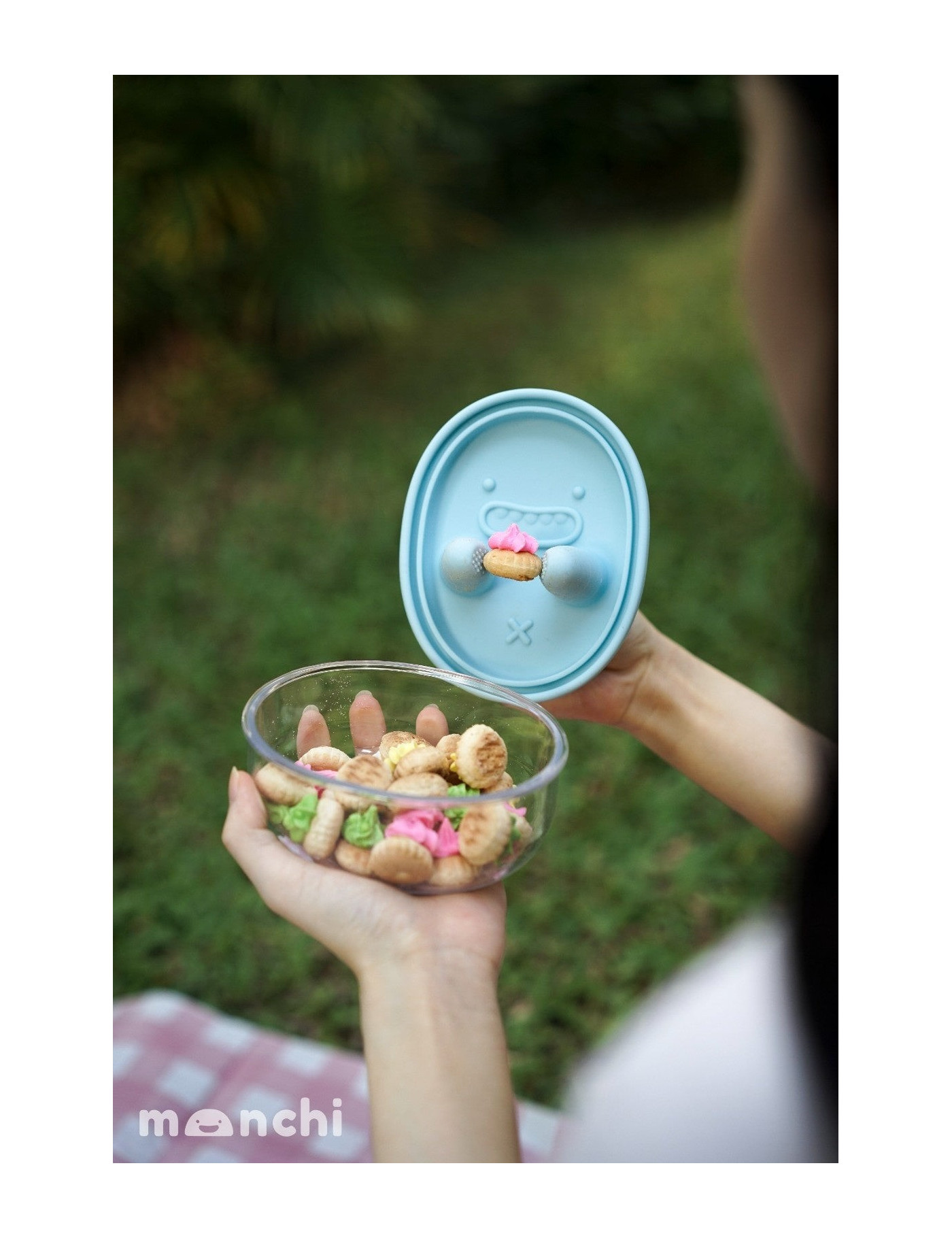 MONCHI FINGER SNACK BOWL innowacyjny pojemnik na przekąski, Powder Blue