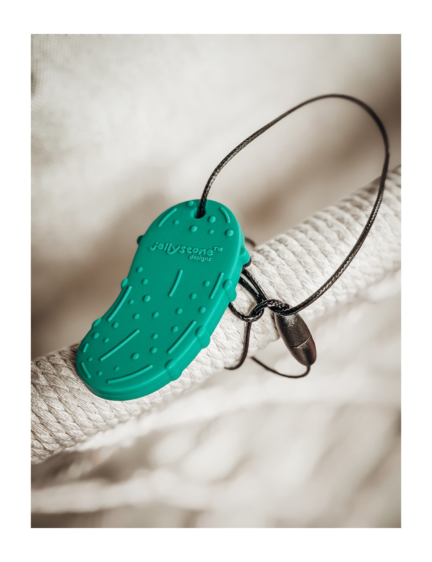 Jellystone Pickle Pendant Medium – gryzak sensoryczny – Ecobobo
