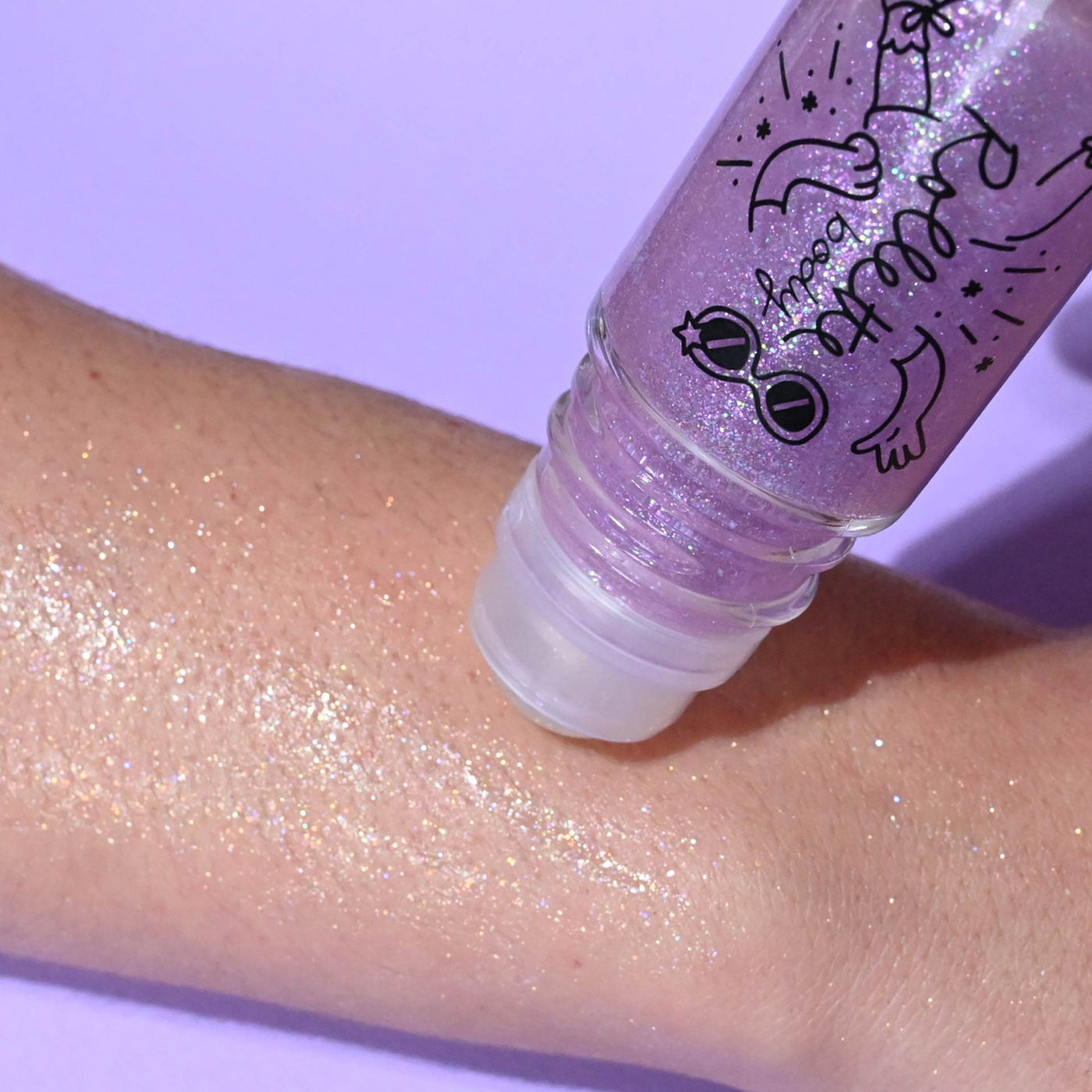 Nailmatic Zestaw lakierów dla dzieci + brokat do ciała Party Bus, 2 × 8 ml + 20 ml – zdjęcie aranżacyjne Nailmatic Zestaw lakierów dla dzieci + brokat do ciała Party Bus, 2 × 8 ml + 20 ml